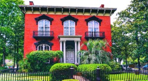 a garden in front of Mercer House